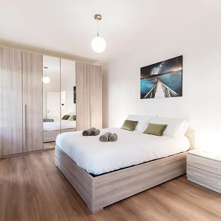 Apartment Sunflower -the House Of Travelers Como